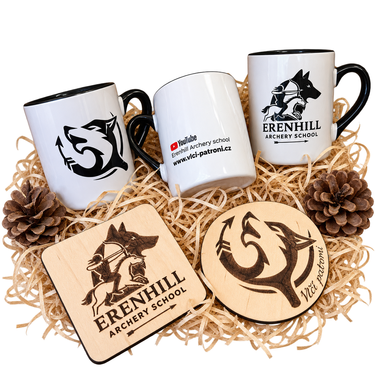 Hrnek Vlčí patroni & Erenhill Archery School s dřevěnými tácky – produktová fotografie