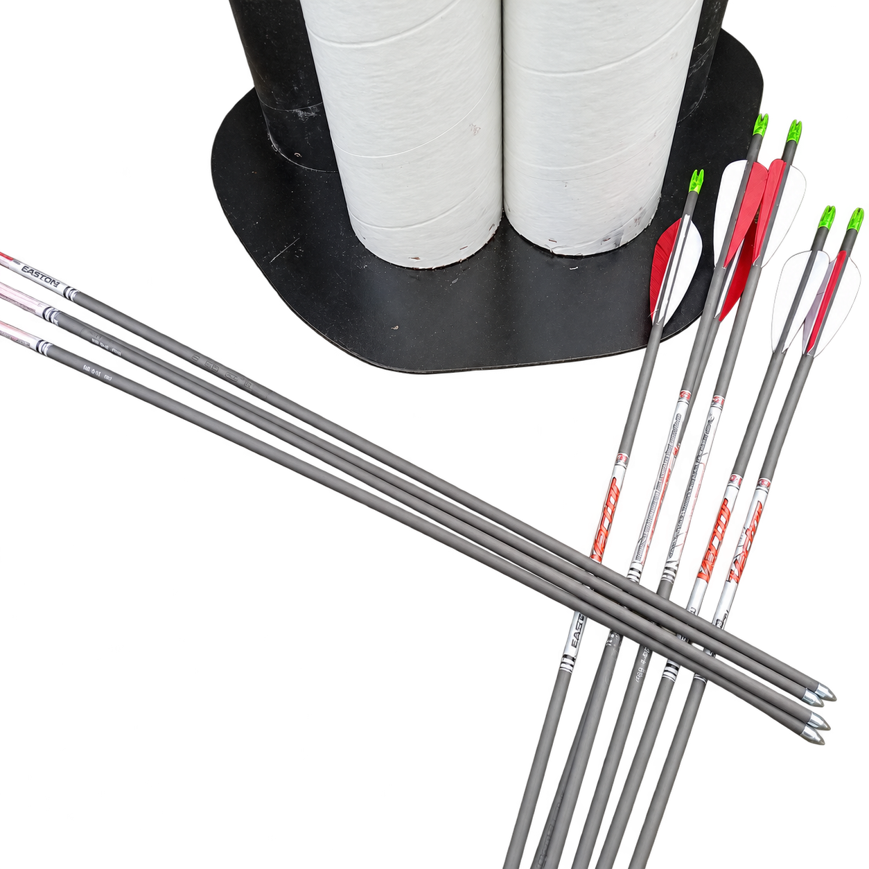 Easton Vector karbonové šípy s peřím v černo-bílém stojanu