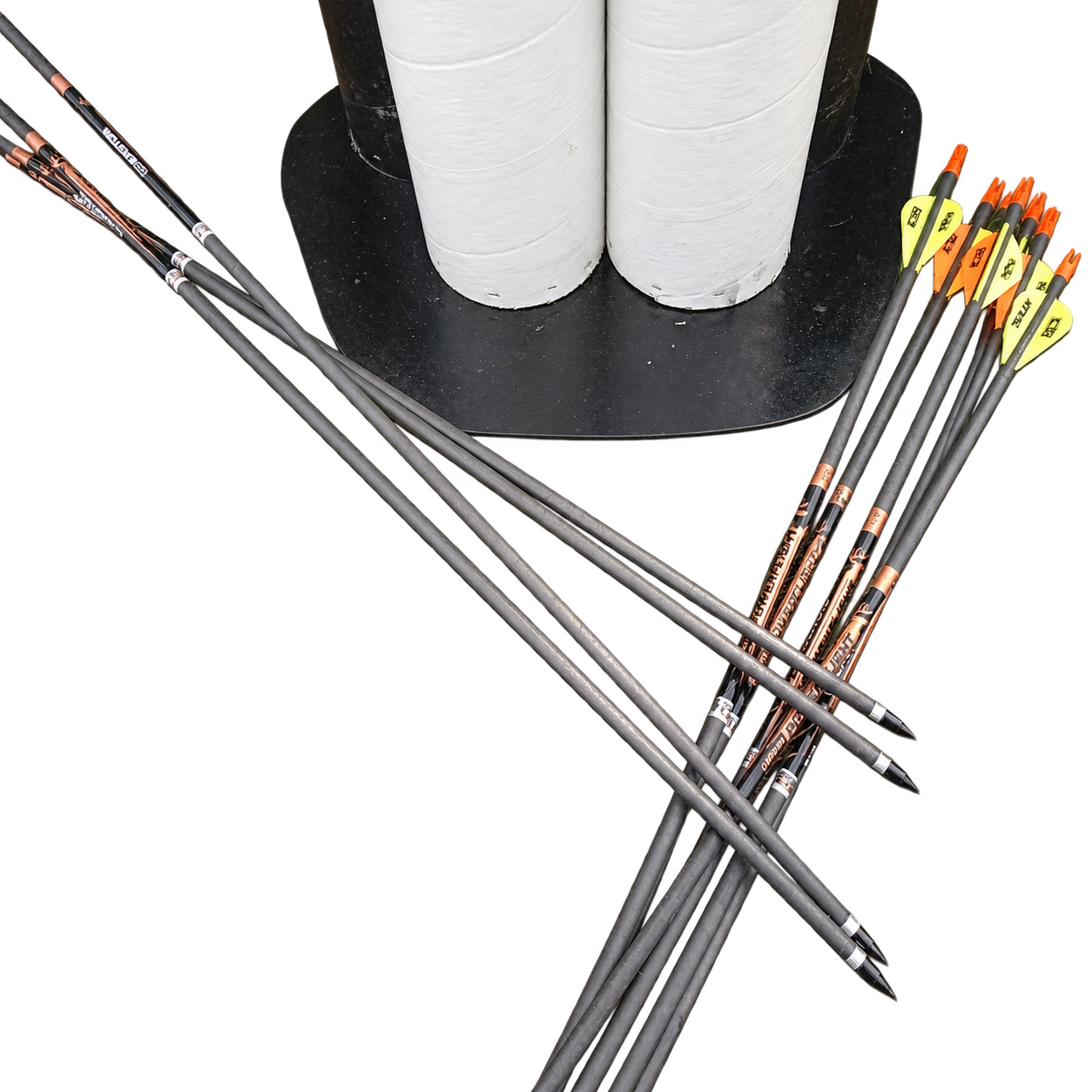 Easton PowerFlight karbonové šípy s oranžovo-žlutými letkami v černo-bílém stojanu