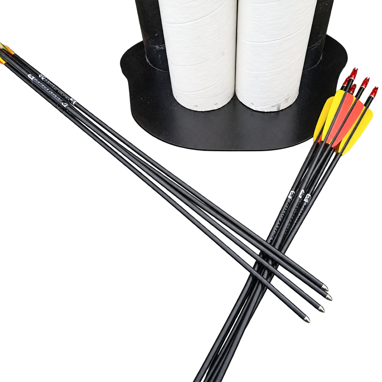 Hliníkové šípy EK Archery 1716 735 mm s červeno-žlutými plastovými letkami v černo-bílém stojanu