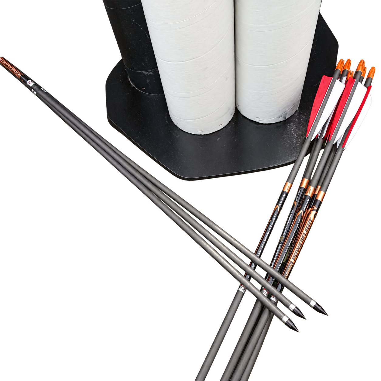 Easton PowerFlight karbonové šípy s přírodním 4″ peřím v černo-bílém stojanu